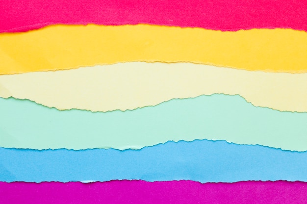 Bandera arcoiris hecha de papel de colores