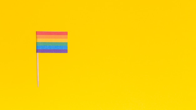 Bandera del arcoiris LGBT sobre fondo amarillo