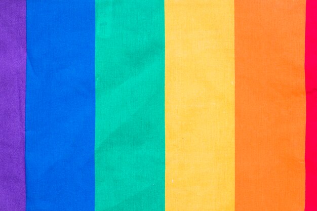 Bandera arcoiris sobre papel