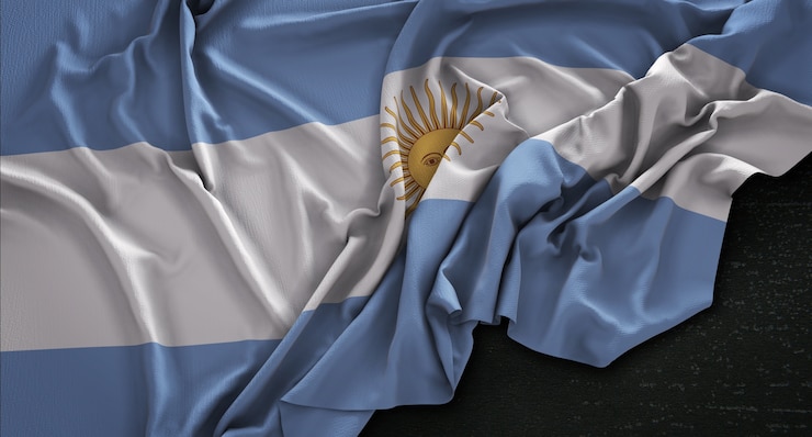 Foto gratuito bandera de argentina arrugado sobre fondo oscuro 3d render