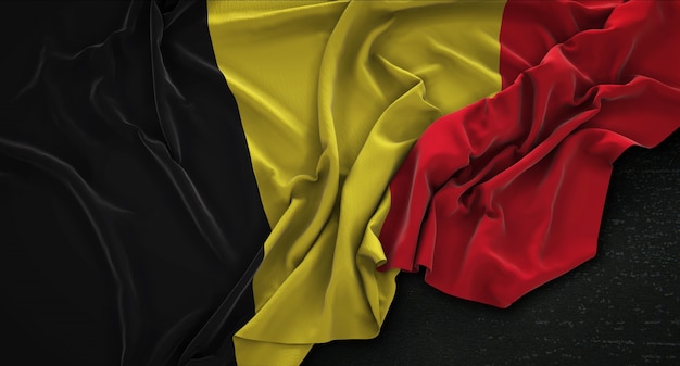 Bandera de Bélgica arrugado sobre fondo oscuro 3D Render