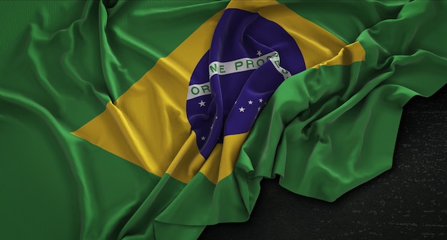 Bandera de Brasil arrugado sobre fondo oscuro 3D Render