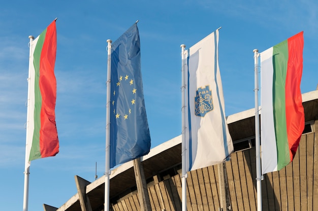 Foto gratuita bandera búlgara al aire libre junto a otras banderas