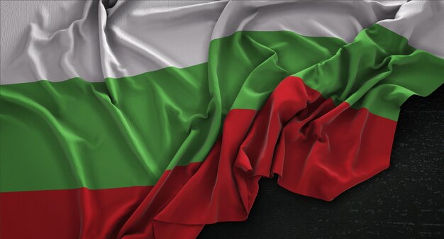 Bandera de Bulgaria arrugado sobre fondo oscuro 3D Render