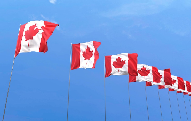 Foto gratuito bandera de canadá sobre un fondo de cielo azul