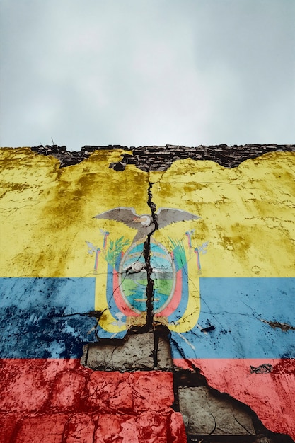 bandera desgarrada y rota de ecuador en la pared de cemento