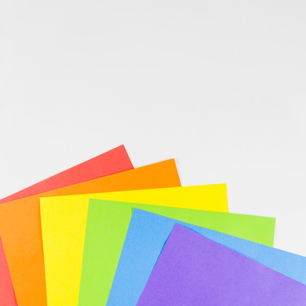 Bandera del día del orgullo lgbt con hojas de colores