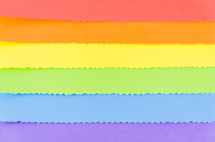 Foto gratuito bandera del día del orgullo lgbt con hojas de colores