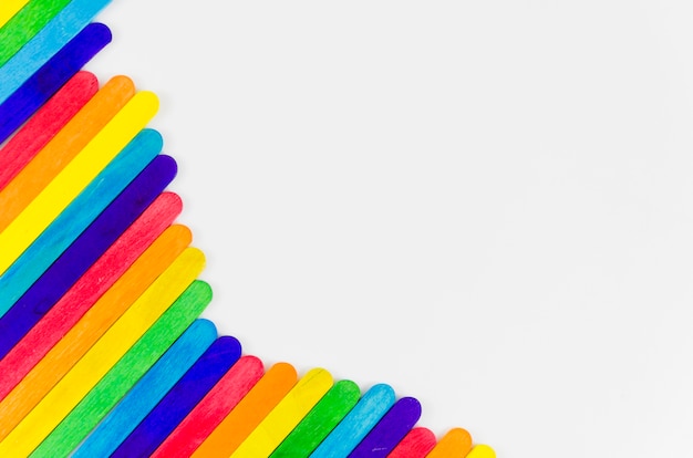 Foto gratuita bandera del día del orgullo lgbt con palos de colores