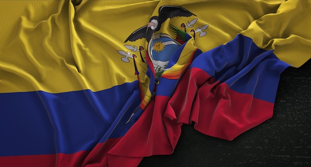 Bandera de Ecuador arrugado sobre fondo oscuro 3D Render