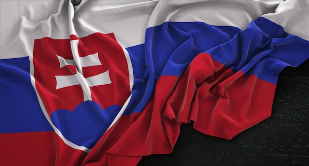 Bandera de eslovaquia arrugado sobre fondo oscuro 3d render