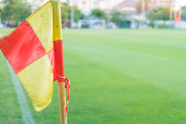 Foto gratuita bandera de la esquina en un campo de fútbol