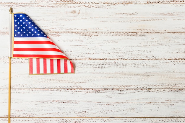 Bandera de los Estados Unidos de América en el escritorio de madera blanco