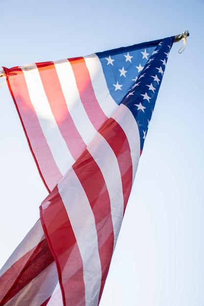 Bandera de Estados Unidos de ángulo bajo en el cielo
