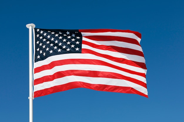 Foto gratuita bandera de estados unidos y cielo azul en verano