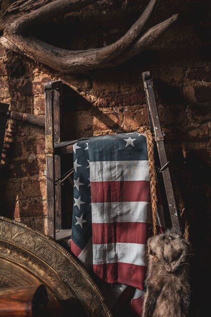 La bandera de los Estados Unidos colgaba de un soporte de metal en un antiguo ático