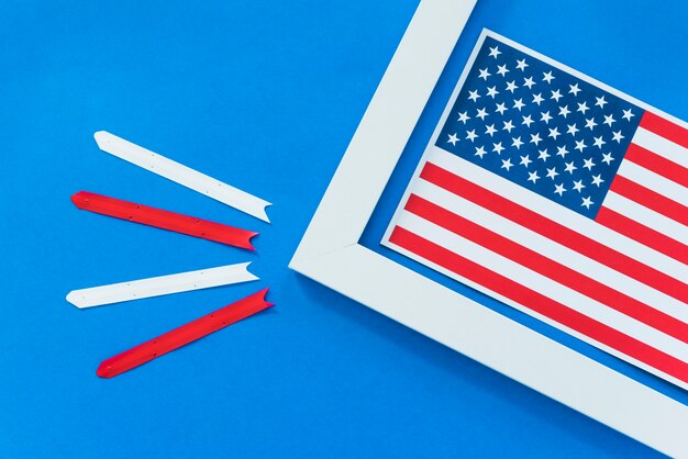 Bandera de Estados Unidos en marco con franjas blancas y rojas.