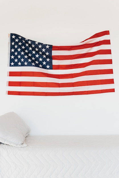 Bandera de Estados Unidos en la pared