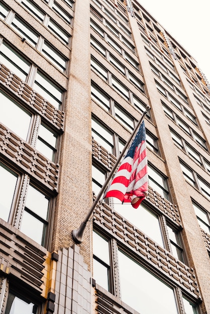 Bandera de Estados Unidos en rascacielos