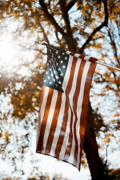 Bandera de los Estados Unidos en un tiro vertical con un borroso
