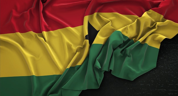 Bandera de Ghana arrugado sobre fondo oscuro 3D Render