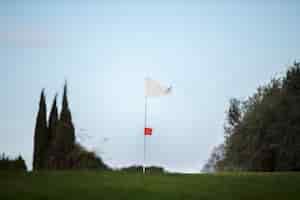 Foto gratuita bandera de golf ondeando en el campo de golf