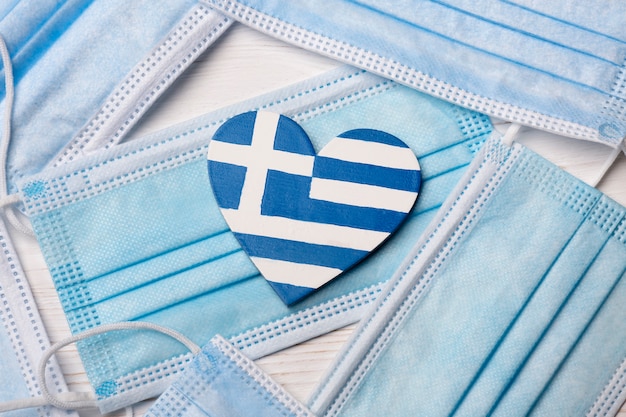 Bandera de grecia en forma de corazón con mascarillas