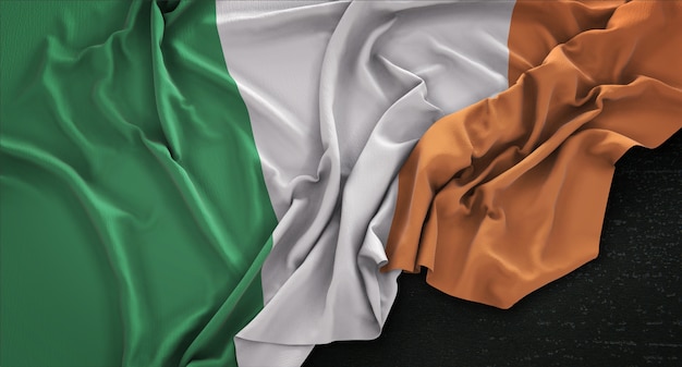 Bandera de Irlanda arrugado sobre fondo oscuro 3D Render