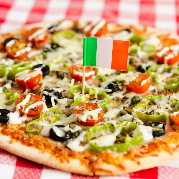 Bandera italiana en primer plano de pizza