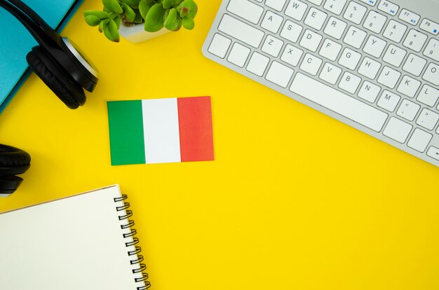 Bandera italiana sobre fondo amarillo
