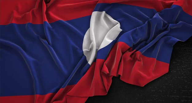 Bandera de Laos arrugado sobre fondo oscuro 3D Render