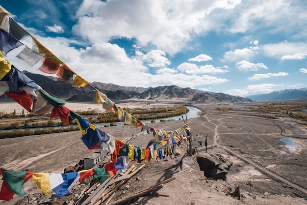 Foto gratuita bandera leh ladak para la fe en la montaña