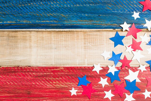 Bandera de madera de Estados Unidos con rojo; recorte de papel azul y blanco estrellas