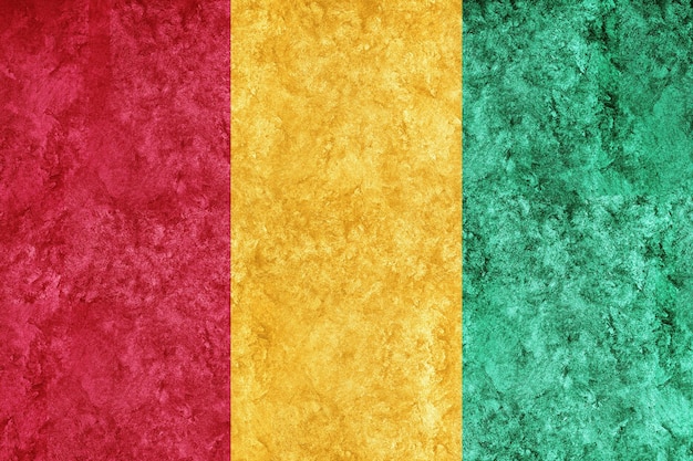 Foto gratuita bandera metálica de guinea, bandera texturizada, bandera grunge