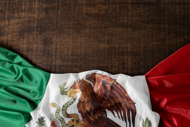 Bandera mexicana con águila en el piso por encima de la vista