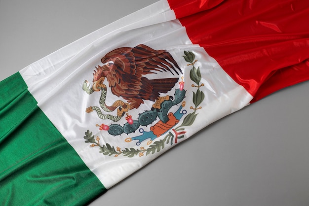 Bandera mexicana de alto ángulo en el piso