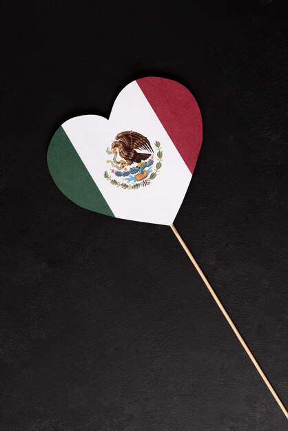 Bandera mexicana en forma de corazón endecha plana