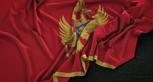 Foto gratuita bandera de montenegro arrugado sobre fondo oscuro 3d render