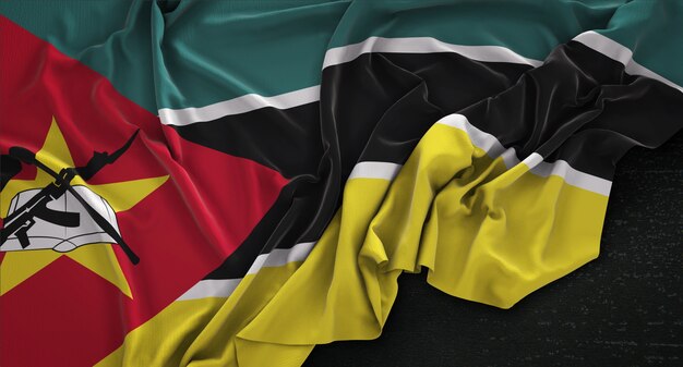 Bandera de Mozambique arrugado sobre fondo oscuro 3D Render