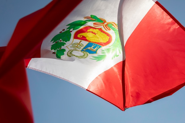 Bandera nacional de perú en el viento
