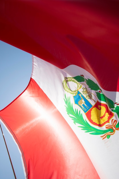 Bandera nacional de perú en el viento