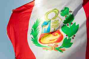 Foto gratuita bandera nacional de perú en el viento