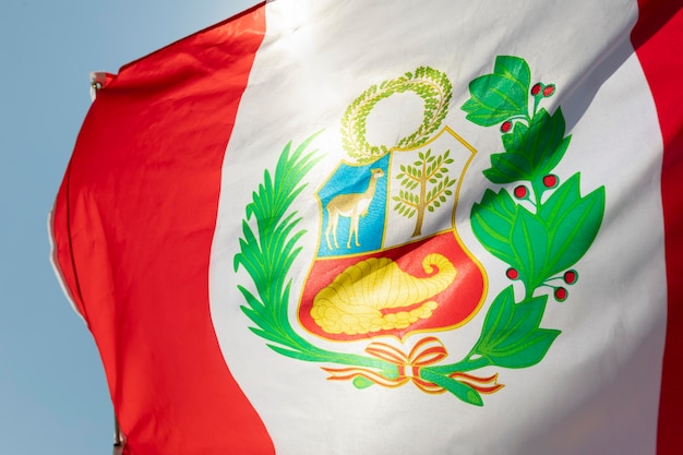 Bandera nacional de perú en el viento