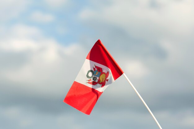 Bandera nacional de seda perú al aire libre