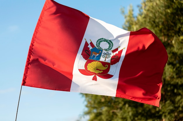 Bandera nacional de seda perú al aire libre