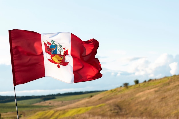 Bandera nacional de seda perú al aire libre