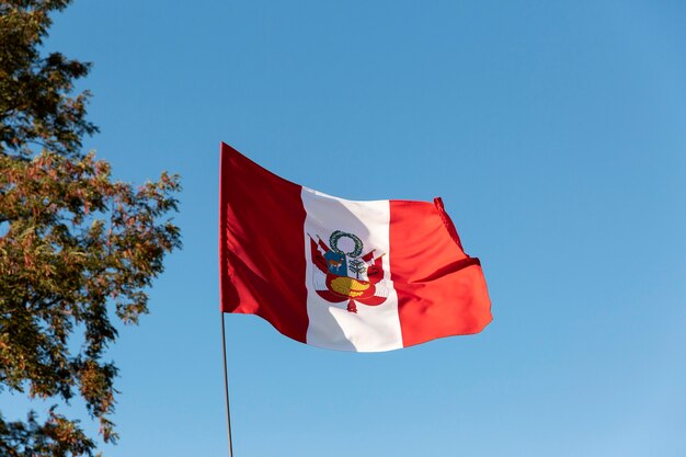 Bandera nacional de seda perú al aire libre