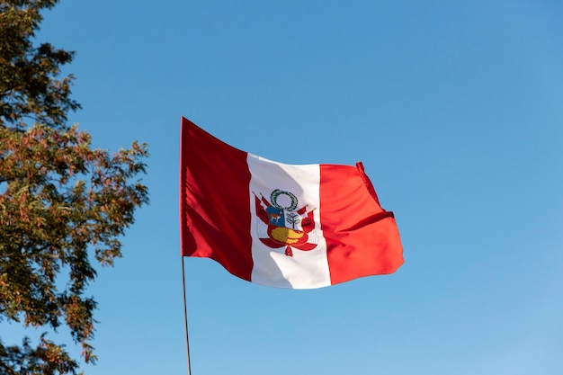 Bandera nacional de seda perú al aire libre