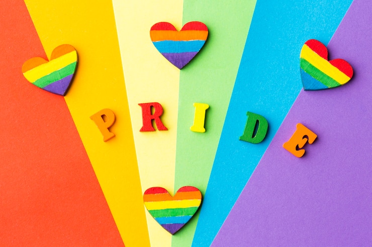 Foto gratuito bandera del orgullo del arco iris con corazones