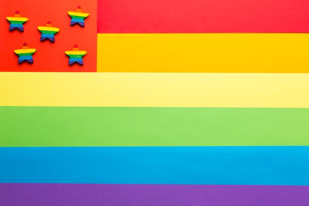Bandera del orgullo del arco iris y estrellas coloridas